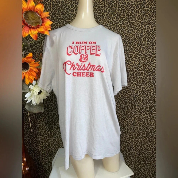 🦋B2G1🦋UNIQUE VINTAGE “I Run On Coffee & Christmas Cheer” T-Shirt | MEDIUM | - Picture 1 of 9